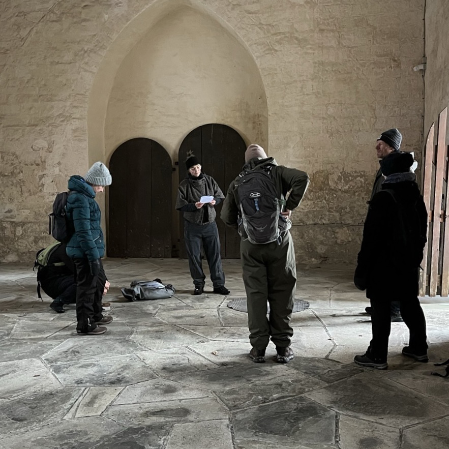 Pilgrimsvandrere på visit i Skt. Ibs kirkeruin